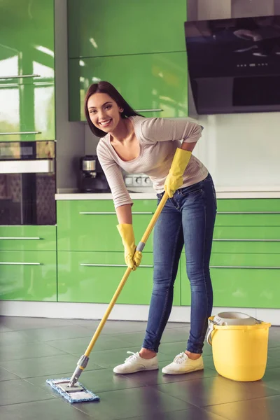 Frau putzt ihre Küche — Stockfoto