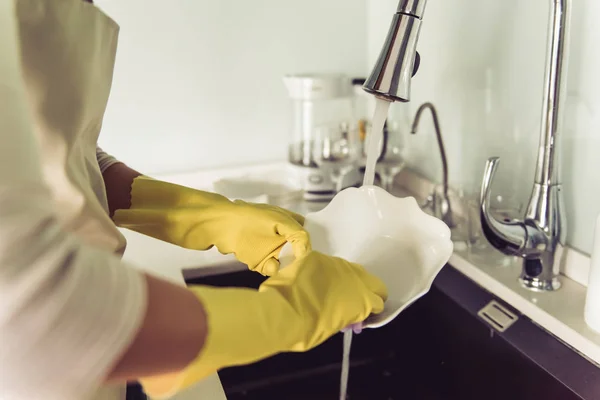 Vrouw haar keuken reiniging — Stockfoto