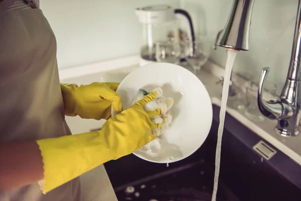 Mujer limpiando su cocina — Foto de Stock