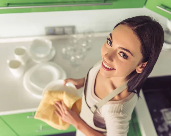 Donna pulizia la sua cucina — Foto Stock