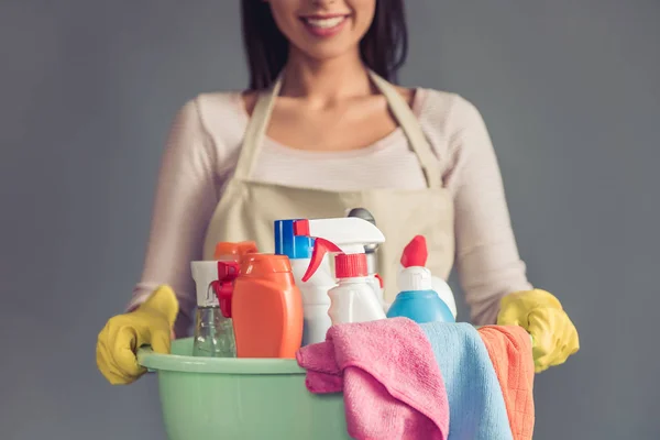 Mooie jonge huisvrouw — Stockfoto