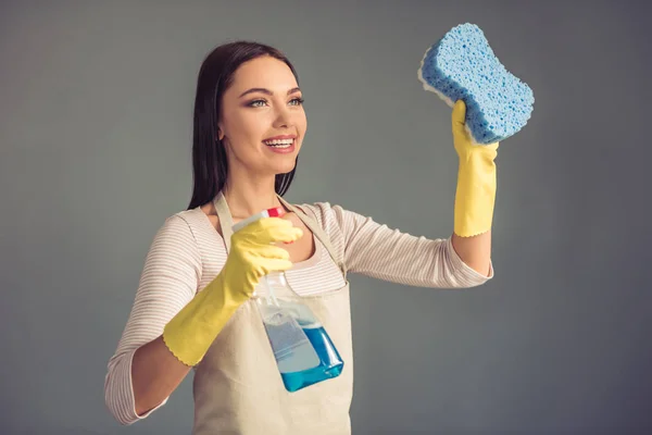 Schöne junge Hausfrau — Stockfoto