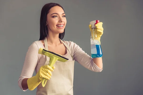 Schöne junge Hausfrau — Stockfoto