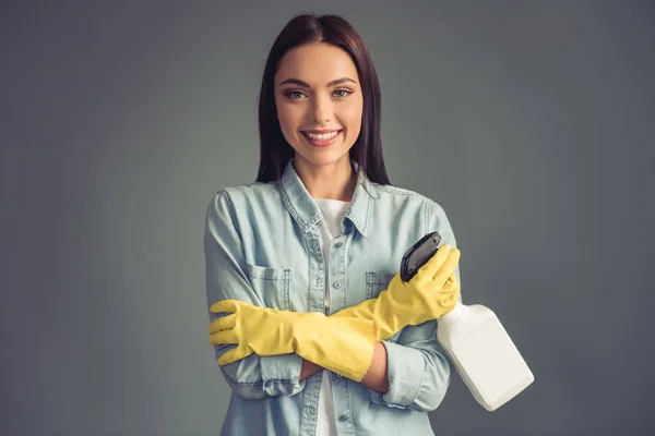 Mooie jonge huisvrouw — Stockfoto