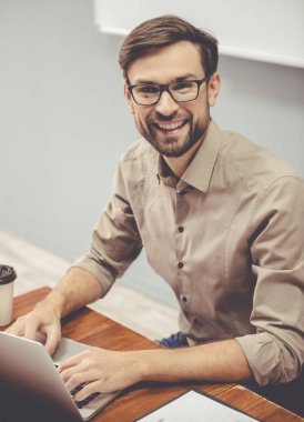 yakışıklı işadamı çalışma