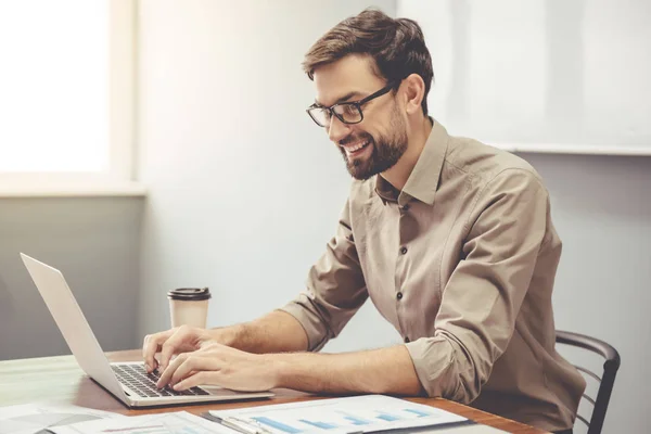 Hombre de negocios guapo trabajando — Foto de Stock