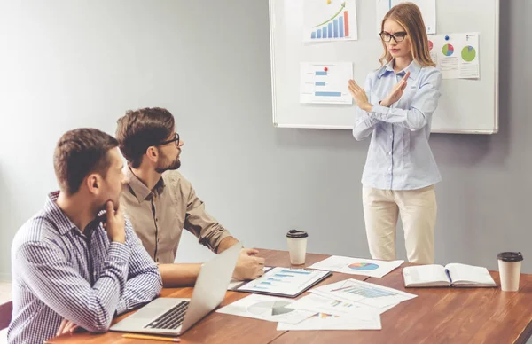 Affärsmän på konferensen — Stockfoto