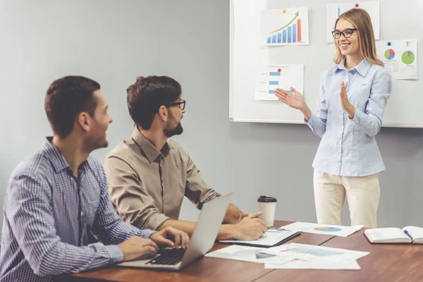 Affärsmän på konferensen — Stockfoto