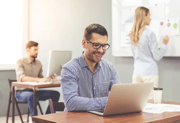 Mensen uit het bedrijfsleven werken — Stockfoto