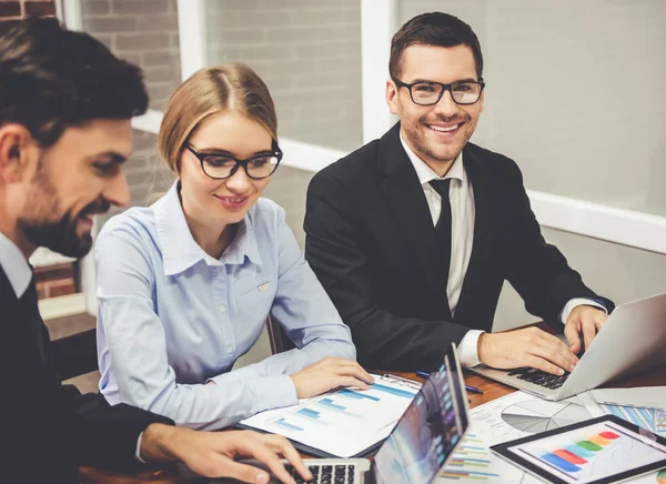 Les gens d'affaires qui travaillent — Photo