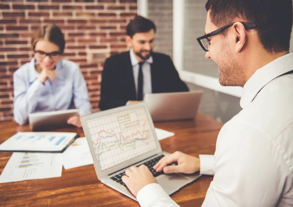 Mensen uit het bedrijfsleven werken — Stockfoto