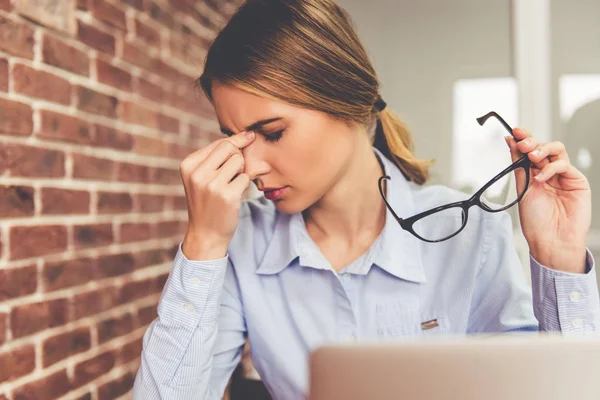 Mujer de negocios cansada —  Fotos de Stock