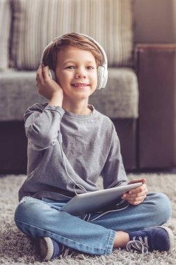 Evdeki küçük çocuk.