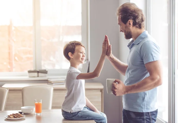 Padre e hijo en la cocina — Foto de Stock