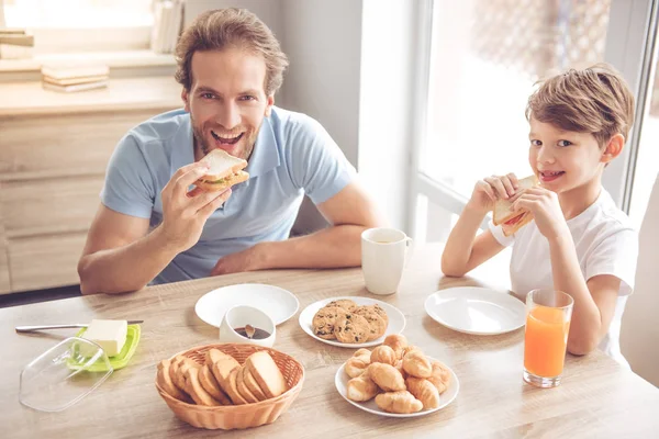 Padre e hijo en la cocina — Foto de Stock