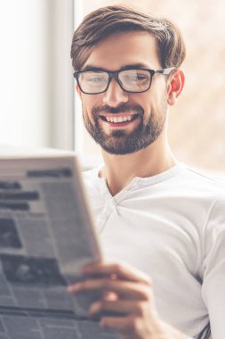 yakışıklı bir adam evde