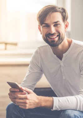 yakışıklı bir adam evde