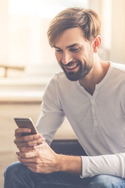 yakışıklı bir adam evde