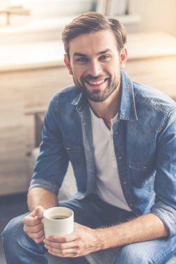 yakışıklı bir adam evde