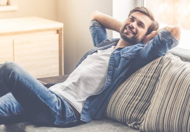 yakışıklı bir adam evde