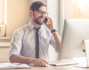 yakışıklı işadamı çalışma