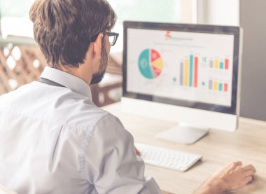 yakışıklı işadamı çalışma