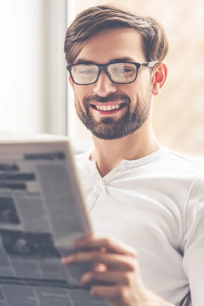 Homem bonito em casa — Fotografia de Stock