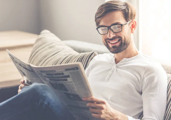 Homem bonito em casa — Fotografia de Stock