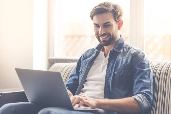 Hombre de negocios guapo en casa —  Fotos de Stock