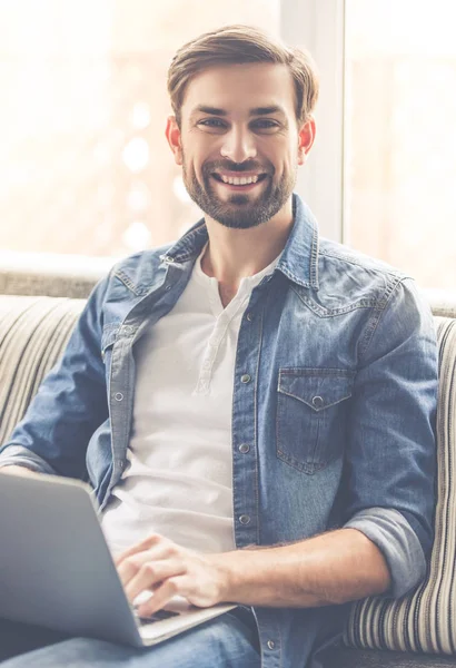 Hombre de negocios guapo en casa —  Fotos de Stock