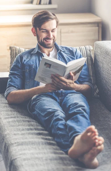 Homem bonito em casa — Fotografia de Stock