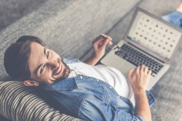 Hombre de negocios guapo en casa —  Fotos de Stock