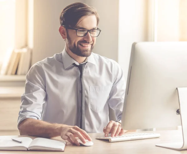 Hombre de negocios guapo trabajando — Foto de Stock