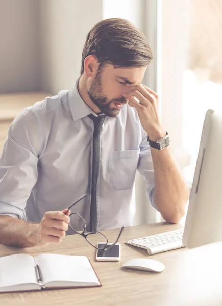 Hombre de negocios guapo trabajando — Foto de Stock