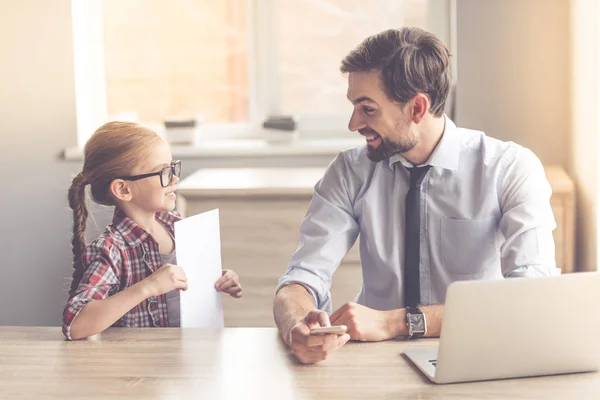 Hombre de negocios guapo y su hija — Foto de Stock