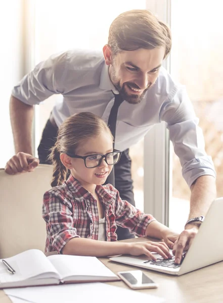 Knappe zakenman en zijn dochter — Stockfoto