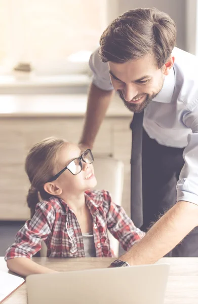 Hombre de negocios guapo y su hija — Foto de Stock