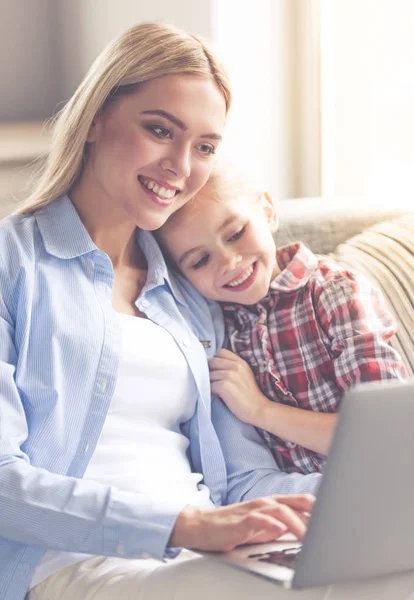 Mamá y su hija — Foto de Stock