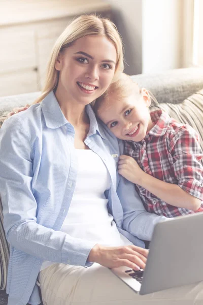 Mamá y su hija — Foto de Stock