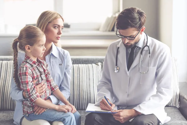 Beim Kinderarzt — Stockfoto
