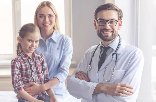 Beim Kinderarzt — Stockfoto