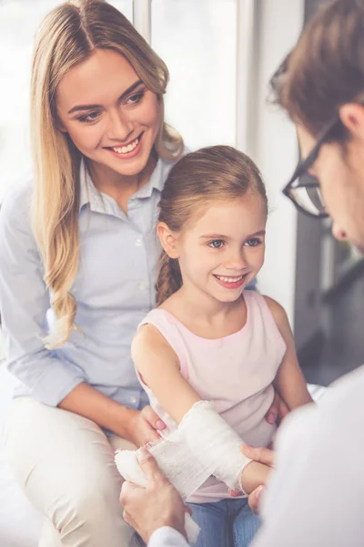 Beim Kinderarzt — Stockfoto