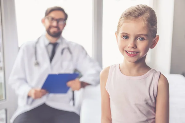 Niña y médico — Foto de Stock