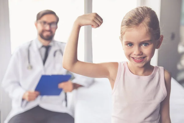 Kleines Mädchen und Arzt — Stockfoto