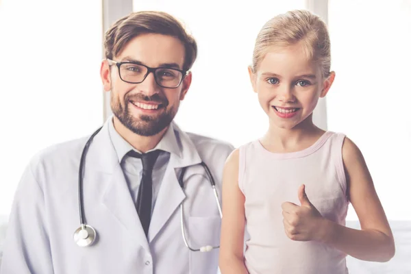 Маленька дівчинка і лікар — стокове фото
