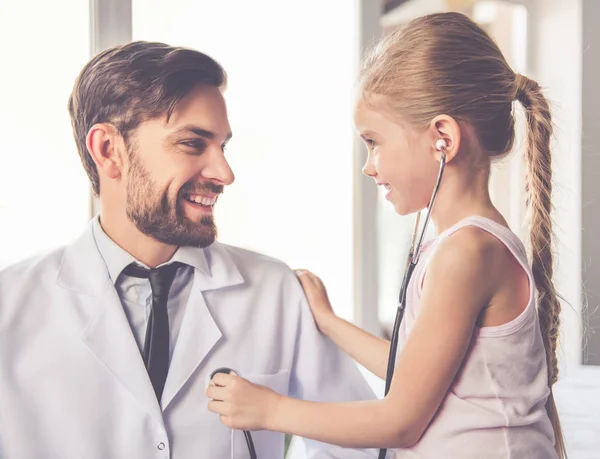 Menina e médico — Fotografia de Stock