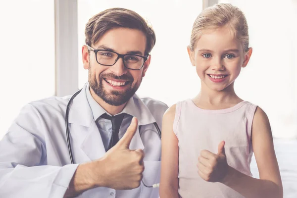 Маленька дівчинка і лікар — стокове фото