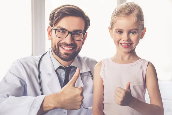 Menina e médico — Fotografia de Stock