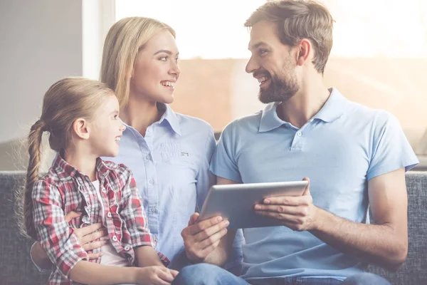 Glückliche Familie zu Hause — Stockfoto