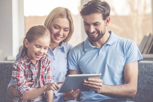 Счастливая семья дома